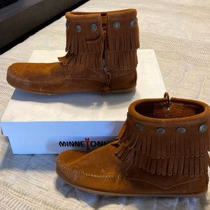 Minnetonka Women’s Double Fringe Side Zip Boot size 7.5